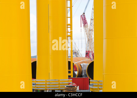 Pezzi di transizione destinati alla Walney offshore wind farm in Barrow in Furness, Regno Unito. Foto Stock