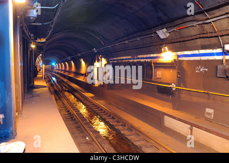 Guardando verso il basso un Subway tunnel sotto la città di New York. Foto Stock