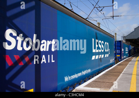 Meno emissioni di CO2 Tesco intermodale di distribuzione dei materiali di consumo mediante il trasporto ferroviario. Meno emissioni di CO2 Eddie Stobart Diesel treno merci 026 alla stazione di Preston, Lancashire, Regno Unito Foto Stock