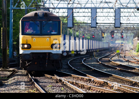 Meno emissioni di CO2 Tesco intermodale di distribuzione dei materiali di consumo mediante il trasporto ferroviario. Meno emissioni di CO2 Eddie Stobart Diesel treno merci 026 alla stazione di Preston, Lancashire, Regno Unito Foto Stock