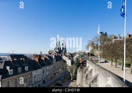 Vista sulla città verso il fiume e Eglise Saint Nicolas dalle pareti del Chateau, Blois, Valle della Loira, Touraine, Francia Foto Stock