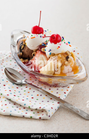 Close up di gelato dessert con topping colorati Foto Stock