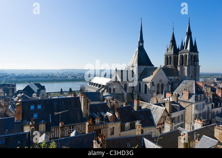 Vista sulla città verso il fiume e Eglise Saint Nicolas dalle pareti del Chateau, Blois, Valle della Loira, Touraine, Francia Foto Stock