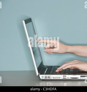 Studio shot della donna che lavorano su laptop Foto Stock