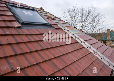 Close up appena installato nella finestra velux e nuove tegole del tetto, Re di copertura casa residenziale dalla copertura Ontop, Sheffield, Inghilterra Foto Stock