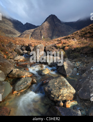 Pool di Fairy lungo Alt un cocco Mhadaidh sotto Sgurr un Fheadaih in Glen fragili sull'Isola di Skye in Scozia Foto Stock