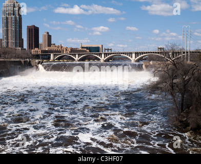 Molla pesante flusso di acqua lungo il fiume Mississippi al St. Anthony Falls stramazzo a Minneapolis, MN - Aprile 2011 Foto Stock