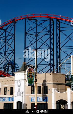 La Pleasure Beach divertimenti e rollercoaster a Blackpool nel Lancashire, Inghilterra Foto Stock