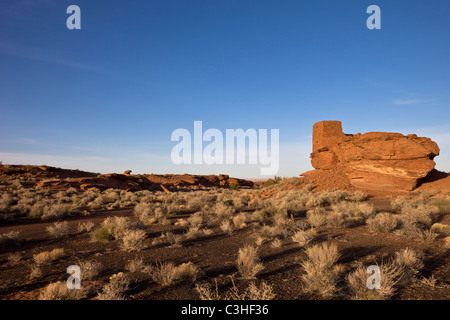 Tre storia Wukoki Pueblo sorge isolato su un blocco di pietra arenaria rossa in corrispondenza di Wupatki National Monument, Arizona, Stati Uniti. Foto Stock