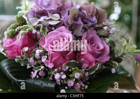 Blumenarrangement, Blumenstrauss, pinkfarbene Rosen, Bouquet con rose rosa Foto Stock