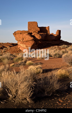 Tre storia Wukoki Pueblo sorge isolato su un blocco di pietra arenaria rossa in corrispondenza di Wupatki National Monument, Arizona, Stati Uniti. Foto Stock