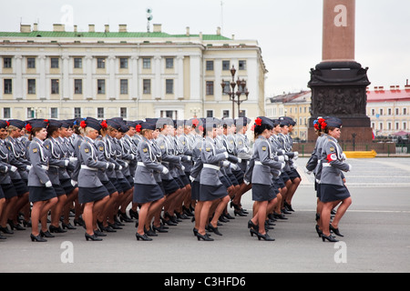 Parata militare durante le prove per la prossima celebrazione del sessantesimo anniversario della vittoria nel giorno di San Pietroburgo, Russia Foto Stock