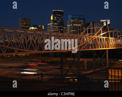 Vista notturna di Irene Hixon Whitney ponte pedonale con il centro di Minneapolis skyline in background - Agosto 2010 Foto Stock