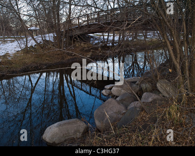 Un ponte pedonale su Minnehaha Creek a Minneapolis, MN - Novembre 2010 Foto Stock