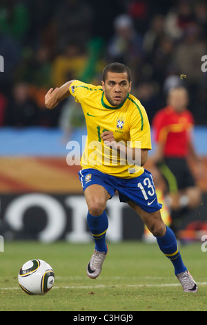 Dani Alves del Brasile comanda la sfera durante la Coppa del Mondo FIFA Gruppo G soccer match contro la Costa d'Avorio il 20 giugno 2010. Foto Stock