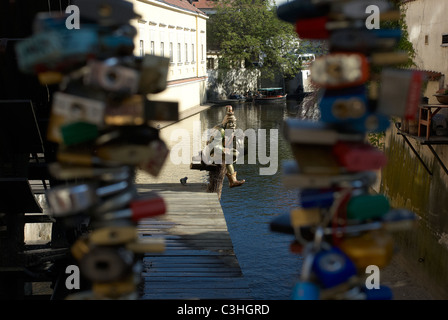 Praga Isola Kampa Repubblica Ceca. Mala Strana. "L'amore" lucchetti sulle ringhiere oltre il fiume Certovka Foto Stock