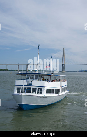 Carolina del Sud, Charleston. Downtown Charleston area portuale, acqua taxi su Cooper River con Ravenel Bridge. Foto Stock