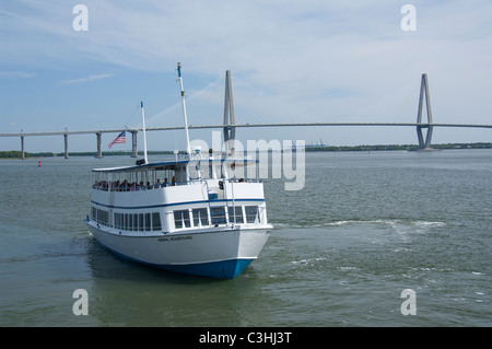 Carolina del Sud, Charleston. Downtown Charleston area portuale, acqua taxi su Cooper River con Ravenel Bridge. Foto Stock