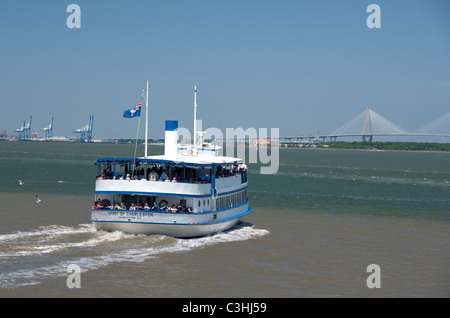 Carolina del Sud, Charleston. Downtown Charleston area portuale, acqua taxi su Cooper River con Ravenel Bridge. Foto Stock