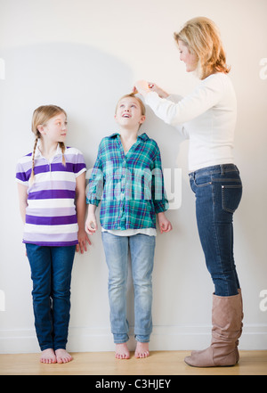 Misurazione di madre figlie" (8-11) di altezza Foto Stock