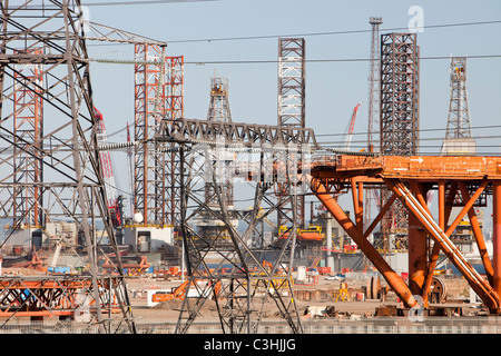 Un olio vecchio rigg e Jack up barge in fase di smantellamento in grado britannico della demolizione delle navi impianto di sabbie di tenuta su Teeside, UK. Foto Stock