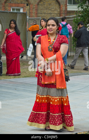 Una donna che indossa un saree al Baishakhi Mela a Londra Foto Stock