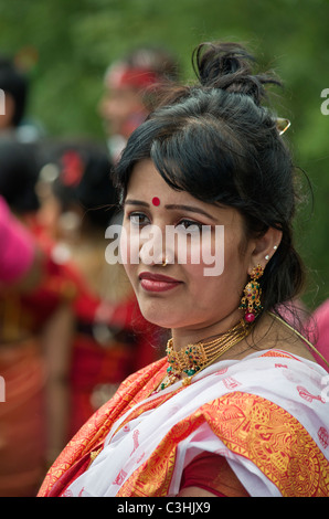 Una donna che indossa un saree al Baishakhi Mela a Londra Foto Stock