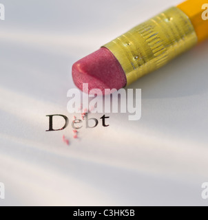 Studio shot di matita di cancellare il debito di parola dal pezzo di carta Foto Stock