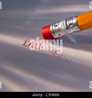 Studio shot di matita di cancellare la parola sogno dal pezzo di carta Foto Stock