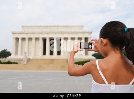 Stati Uniti d'America, Washington DC, ragazza (6-7) a fotografare il Lincoln Memorial Foto Stock