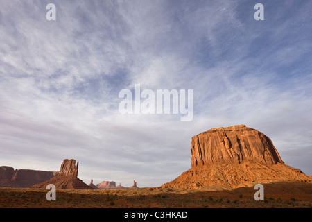 Vista del West Mitten Butte e Merrick Butte nel parco tribale Navajo Monument Valley, Arizona, Stati Uniti. Foto Stock