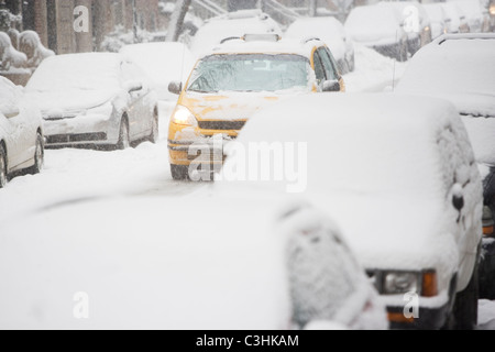 Stati Uniti d'America, New York City, strada con vetture coperte di neve Foto Stock