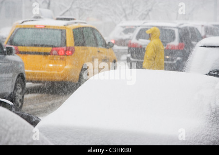 Stati Uniti d'America, New York City, il traffico della città nella tempesta di neve Foto Stock