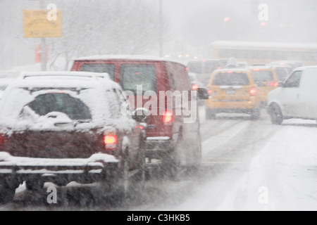 Stati Uniti d'America, New York City, il traffico della città nella tempesta di neve Foto Stock