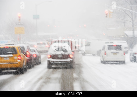 Stati Uniti d'America, New York City, il traffico della città nella tempesta di neve Foto Stock