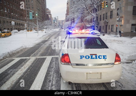 Stati Uniti d'America, New York City, auto della polizia su Park Avenue Foto Stock