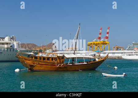 Barche ancorate nel porto di Mascate e Oman. Foto Stock