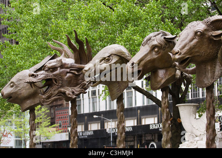 Sculture in bronzo "Zodiac Heads' dall artista cinese Ai Weiwei nel Pulitzer fontana nella città di New York Foto Stock