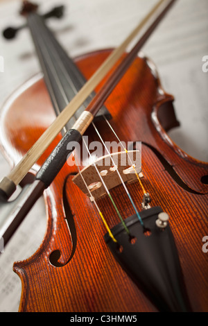 Close-up di violino sul foglio di musica Foto Stock