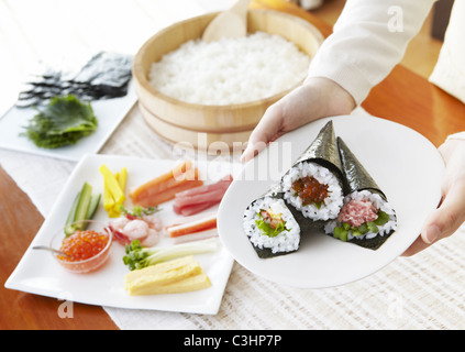 Sushi arrotolato a mano Foto Stock