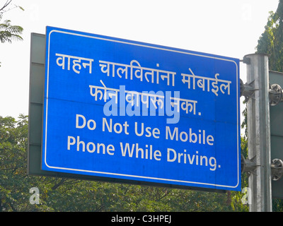 Scheda di divieto scritto non usa il cellulare mentre si guida, Pune, Maharashtra, India Foto Stock
