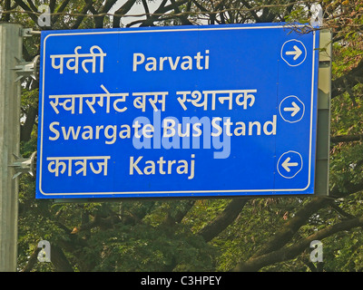 Un cartello su una strada che mostra le direzioni dei luoghi Parvati, Katraj, Swargate stand degli autobus di Pune, Maharashtra, India Foto Stock