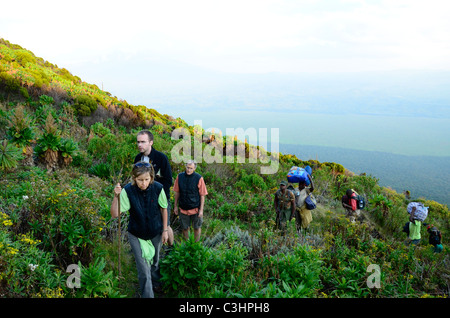 Salendo il Nyiragongo nel Parco nazionale di Virunga, est della Repubblica Democratica del Congo, Africa centrale nella Grande Rift Valley. Foto Stock