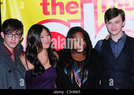 Kevin McHale, Jenna Ushkowitz, Amber Riley e Chris Colfer il cast di Glee firmare copie di 'Glee: la musica Vol. 1 alle frontiere Foto Stock