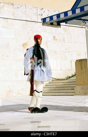 ATHENS, Grecia - 17 Giugno: Evzones seduta in guardia di fronte al Parlamento Greco su Giugno 17, 2007 ad Atene, in Grecia. Foto Stock