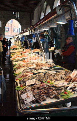 Rialto Mercato del pesce, Venezia, Italia Foto Stock