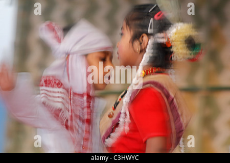 Bihu, Assamese tribù di eseguire la tradizionale danza Bihu a Namdapha eco festival culturali, Miao, Arunachal Pradesh, India Foto Stock