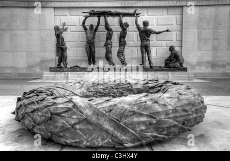 Le statue di Ian Rank-Broadley presso il National Memorial Arboretum, Staffordshire, Inghilterra Foto Stock