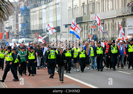 L'EDL dimostrazione marzo a Weymouth Dorset Foto Stock