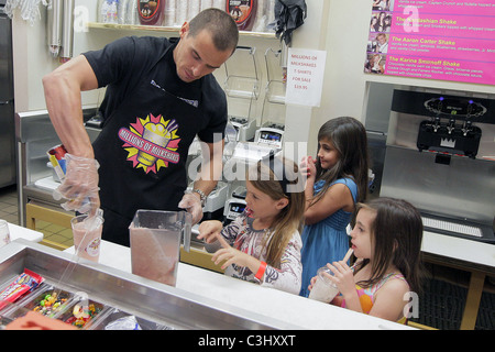 Antonio Sabato Jr con la figlia Mina Bree e i suoi amici a progettare un frullato a milioni di frappè. Los Angeles, Foto Stock